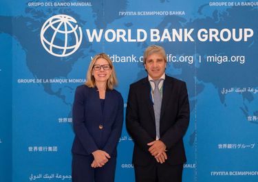 Tras una nueva revisión aprobada del FMI, Toto Caputo logra avales de organismos multilaterales para refinanciar vencimientos de deuda.&nbsp;