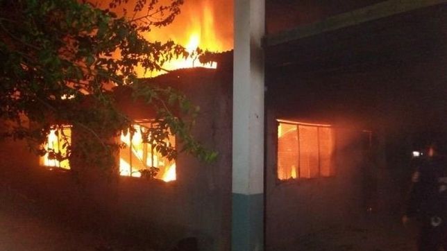 denuncian que el incendio en la escuela de moreno fue intencional