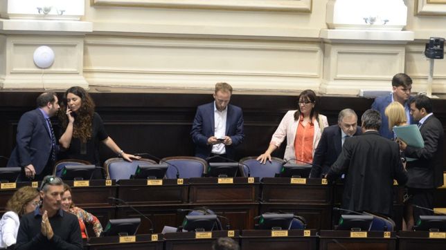 vidal mira a los intendentes para modificar las jubilaciones del banco provincia