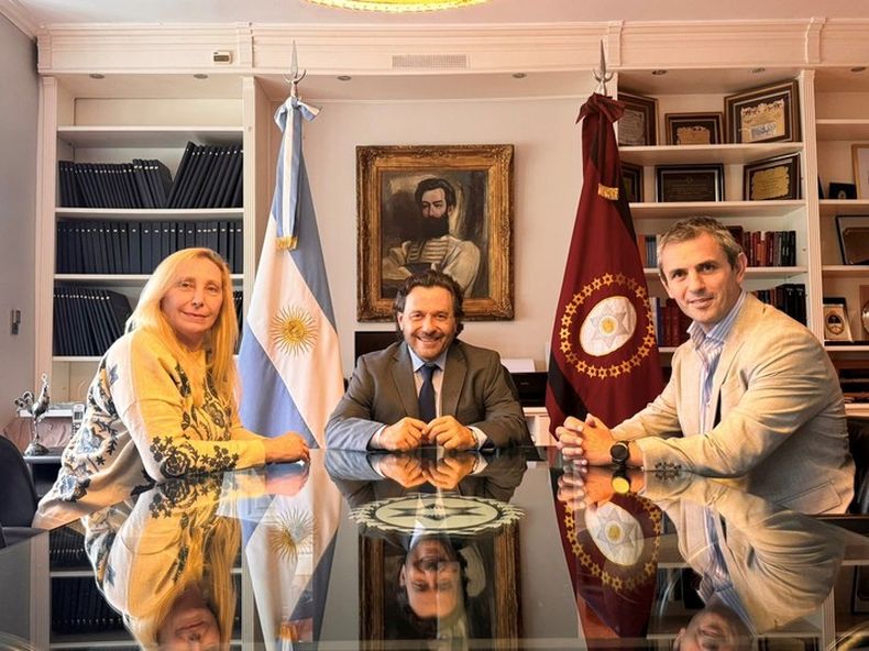 Gustavo Sáenz en su etapa de cercanía con el mileísmo, junto a Karina Milei y Martín Menem: 