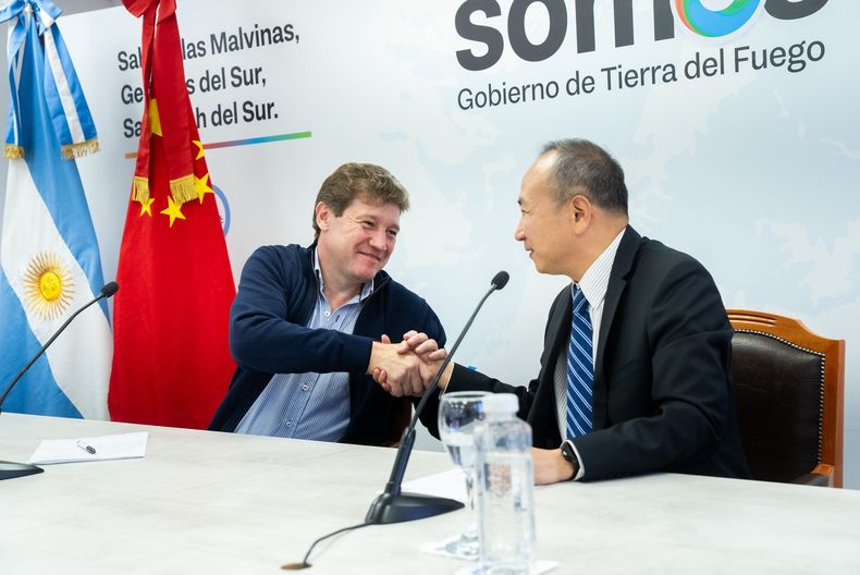Gustavo Melella y el embajador Wang Wei, juntos en Tierra del Fuego.
