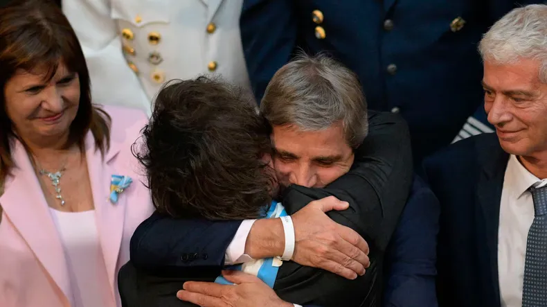 Javier Milei y Toto Caputo apuestan a que la baja del riesgo país y los créditos reactiven la economía &nbsp; &nbsp;