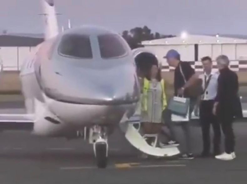 Manuel Adorni abordando un vuelo privado a Punta del Este.