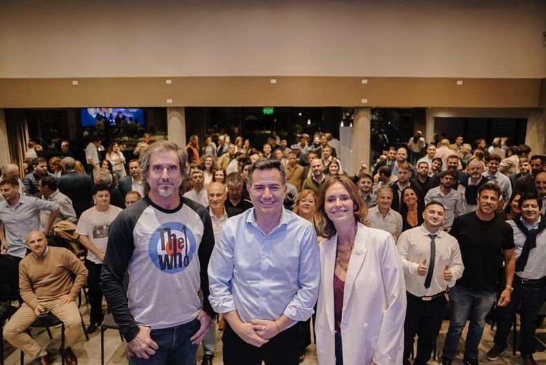 Gabriel Bornoroni y Laura Soldano en el acto de presentación de la influencer como armadora en Río Cuarto