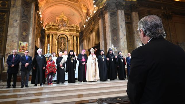 El Presidente, frente a las autoridades de los distintos cultos religiosos.&nbsp;