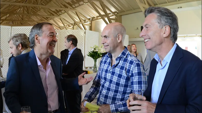 Otros tiempos: Juan Schiaretti, con bigote, Horacio Rodríguez y Mauricio Macri.&nbsp;