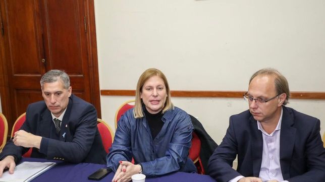 La vicegobernadora del PRO Gisela Scaglia, en conferencia de prensa al regreso de Europa, junto con el ministro Olivares y Gonzalo Saglione.