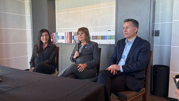 Patricia Bullrich en Córdoba, flanqueada por la diputada bullrichista Laura Rodríguez Machado y el jefe de LLA en Diputados, Gabriel Bornoroni. Patricia Bullrich en Córdoba, flanqueada por la diputada bullrichista Laura Rodríguez Machado y el jefe de LLA en Diputados, Gabriel Bornoroni.