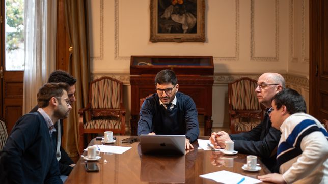 Maximiliano Pullaro en su despacho junto al equipo de Letra P. A sus espaldas, el sable del Brigadier General Estanislao Lopez.