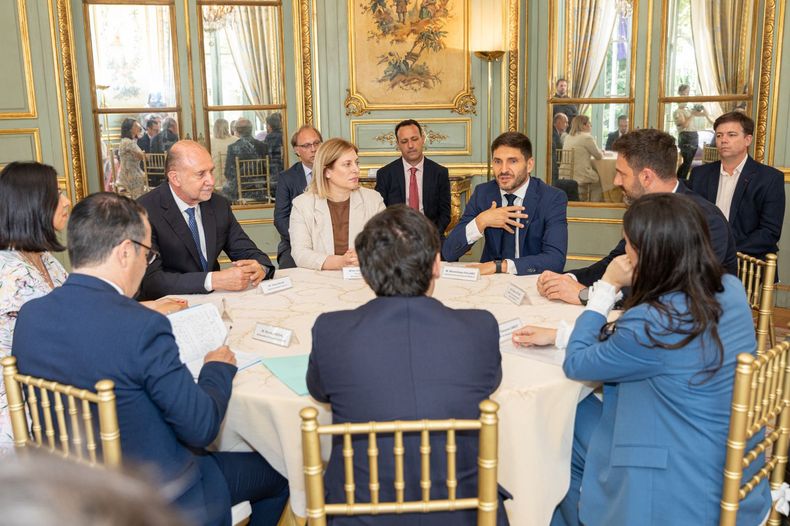 Maximiliano Pullaro y Omar Perotti en la embajada de Francia.