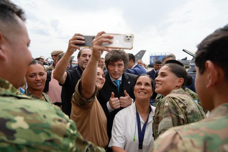 Javier Milei pos&oacute; con el personal militar del &Aacute;rea de Material R&iacute;o Cuarto