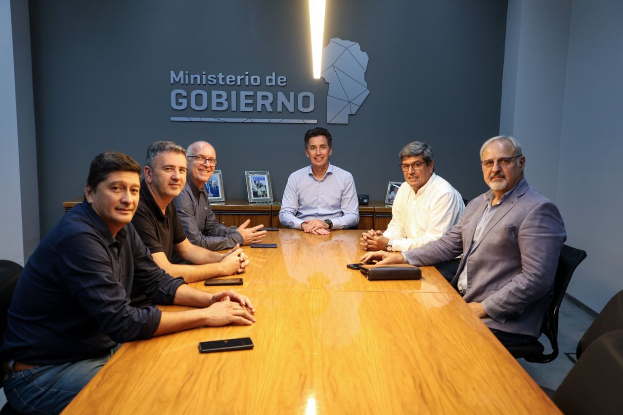 Manuel Calvo junto a intendentes de la UCR&nbsp;