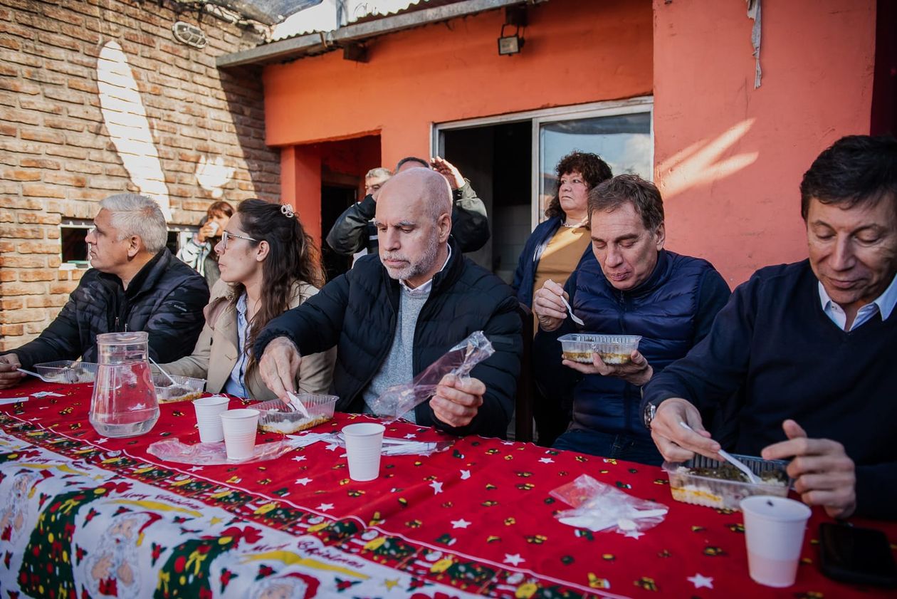 Horacio Rodríguez Larreta junto a Diego Santilli en un almuerzo a puro guiso.
