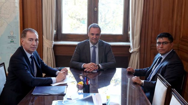 Diego Santilli y Manuel Adorni recibieron al gobernador de Santa Cruz.