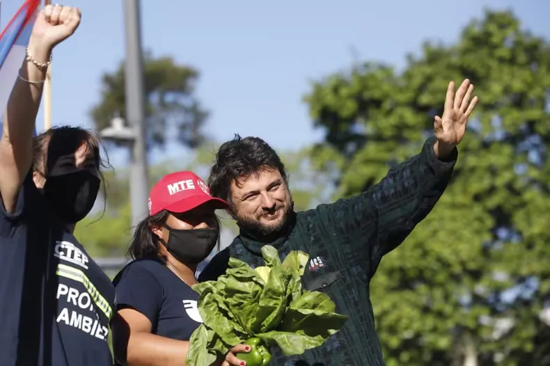 Juan Grabois durante la toma de los terrenos en campos de la familia Etchevehere, en La Paz, Entre Ríos.