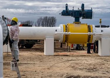 Gas: el tercer año de Javier Milei amenaza con más cortes a industrias y estaciones de GNC