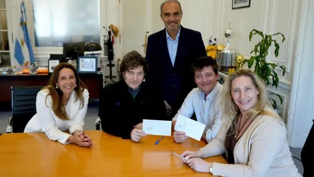 Pilar Ramírez, Javier Milei, Lule Menem, Santiago Caputo y Karina Milei.