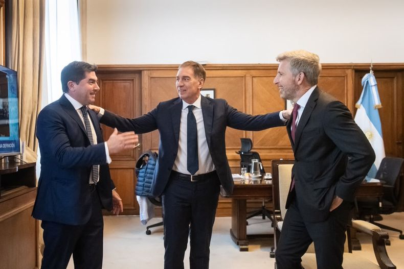 Los gobernadores Marcelo Orrego (San Juan) y Rogelio Frigerio (Entre Ríos) con Diego Santilli.
