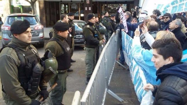 macri en rosario: rodeado de vallas, aseguro que mejora la economia