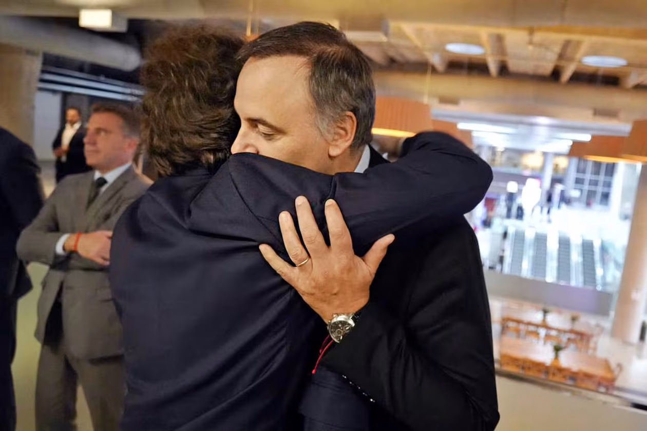 Javier Milei, abrazado a Manul Adorni. ¿A morir con las botas puestas?