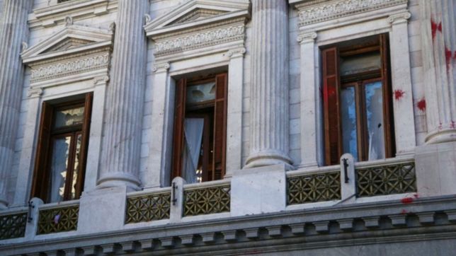 cristina pidio ser querellante de la causa por los ataques a su despacho