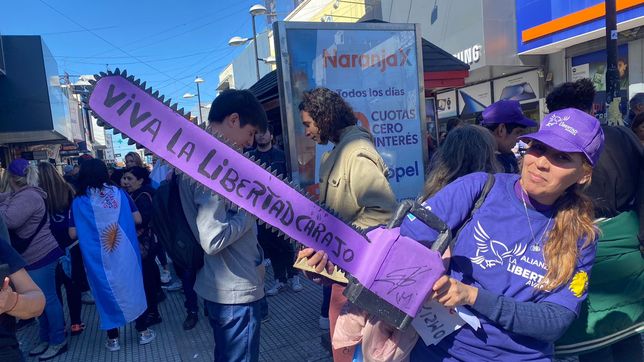el intendente otermin cruzo a milei por la caravana libertaria en pleno centro de lomas en hora pico