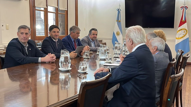 El gobernador de Santa Fe, Maximiliano Pullaro, y tres de sus ministros, en un encuentro con la Corte Suprema en la Casa Gris. (Foto: X @josegraells)