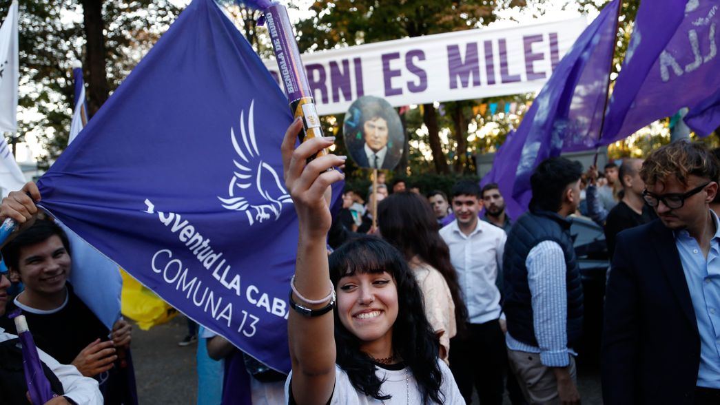 Manuel Adorni es Javier Milei, la fórmula de la campaña porteña que la Casa Rosada replicará con el nombre que designe para la disputa bonaerense. 