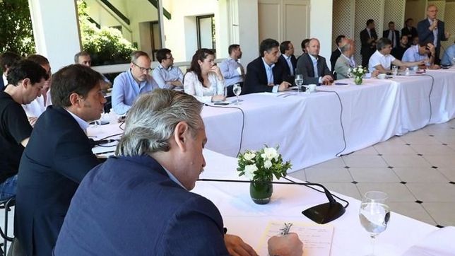 intendentes de la oposicion tambien acuden a olivos en apoyo al presidente