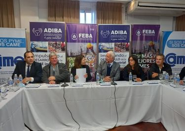 Grieta por Batakis: dardos del campo y banca de la industria y el comercio