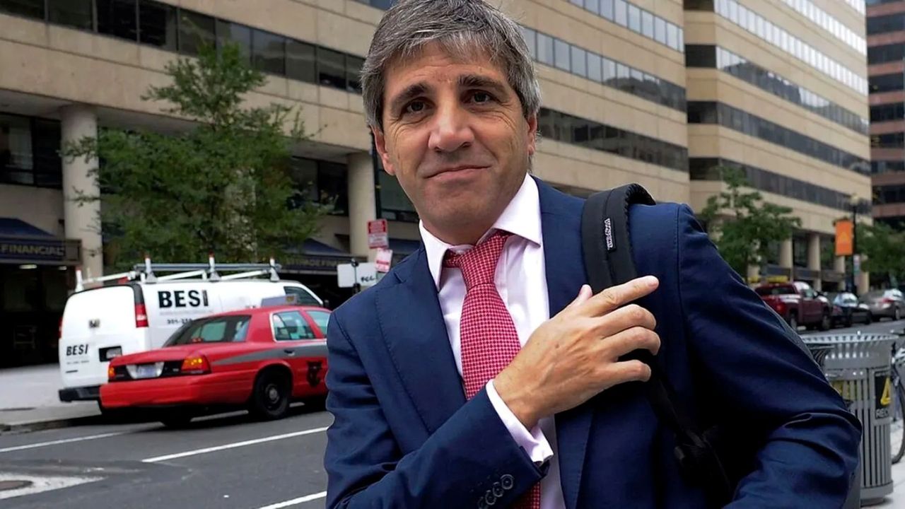 Toto Caputo, el dólar y la bicicleta