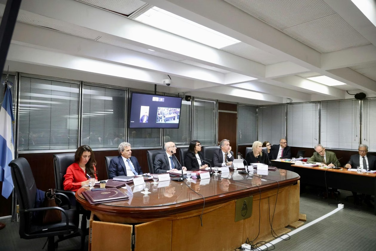 El Jurado de Enjuiciamiento que analiza la continuidad de Gastón Salmain durante una de las audiencias del jury.