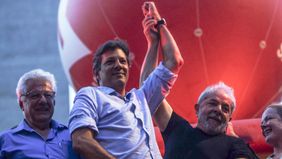 Lula resigna su candidatura y consagra a Haddad: arde la campaña en Brasil