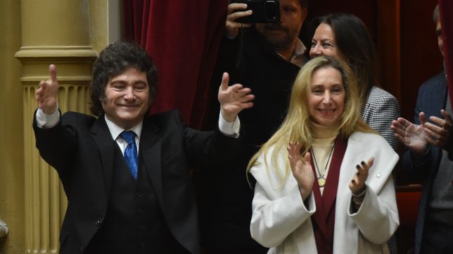Javier Milei y Karina Milei, durante la exposición de Manuel Adorni.&nbsp;