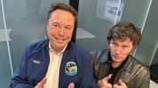 El presidente Javier Milei junto a Elon Musk, en Texas. Pulgares arriba.&nbsp;
