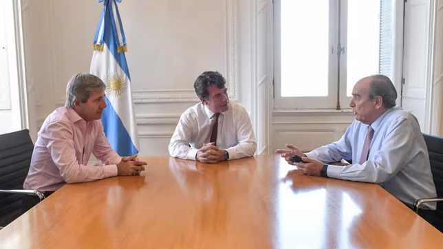 Nicolás Posse, Toto Caputo y Guillermo Francos.