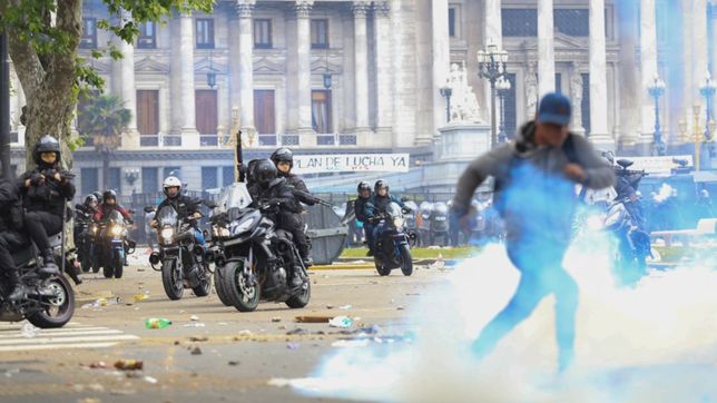batalla campal en la calle y peleas en el recinto por el presupuesto