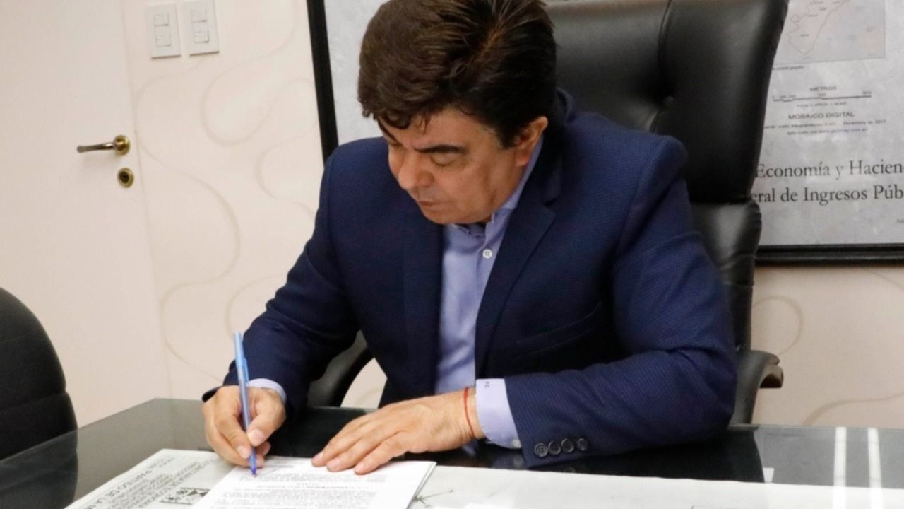 Espinoza extenderá un bono de 12 mil pesos para el personal de salud y de emergencia