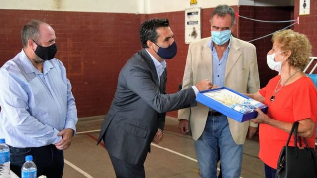 martinez se sube a un operativo de anses y afianza su protagonismo en neuquen