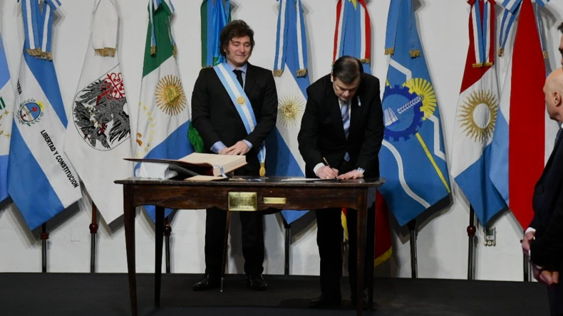 Javier Milei y Gerardo Zamora durante la firma del Pacto de Mayo.&nbsp;