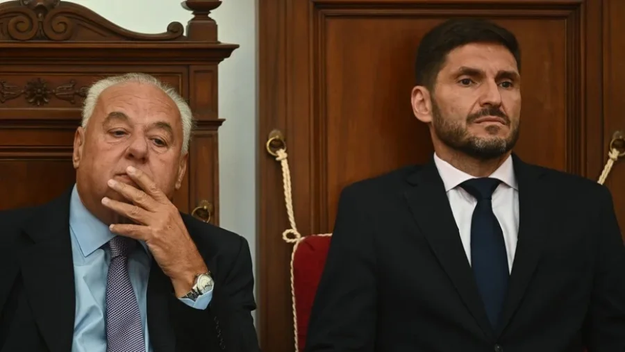 Tensión máxima. Maximiliano Pullaro, gobernador de Santa Fe, y el supremo Rafael Gutiérrez, uno de los tres cortesanos que superan el límite de edad para el ejercicio de la magistratura. 