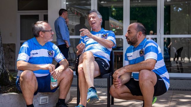Macri durante un partido de fútbol en La Matanza el año pasado.