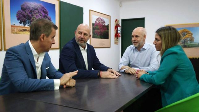 con saco verde, lospennato corrio a hotton de la foto del gabinete de larreta