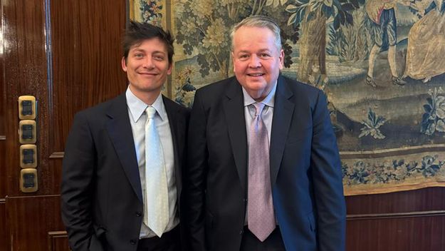 Santiago Caputo y Barry Bennett.  Santiago Caputo y Barry Bennett.
