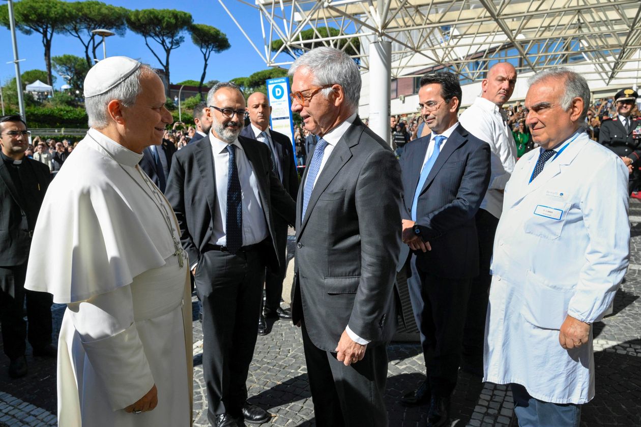 El papa León XIV es recibido por los médicos del Policlínico Gemelli