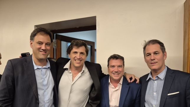 Lucas Galdeano y Alejo Molina (tercero y cuarto desde la izquierda) festejan el triunfo de Consenso Gremial en las elecciones del Colegio de Abogados de Rosario/ Gentileza: Santiago Serrati