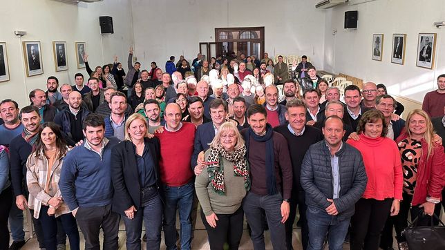 Maximiliano Pullaro y Gisela Scaglia junto a los intendentes radicales.