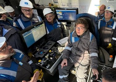 Javier Milei en la planta de YPF en Vaca Muerta