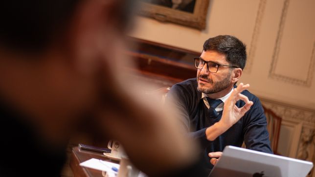 El gobernador durante la charla de 90 minutos con periodistas de Letra P. // Foto: Farid Dumat Kelzi