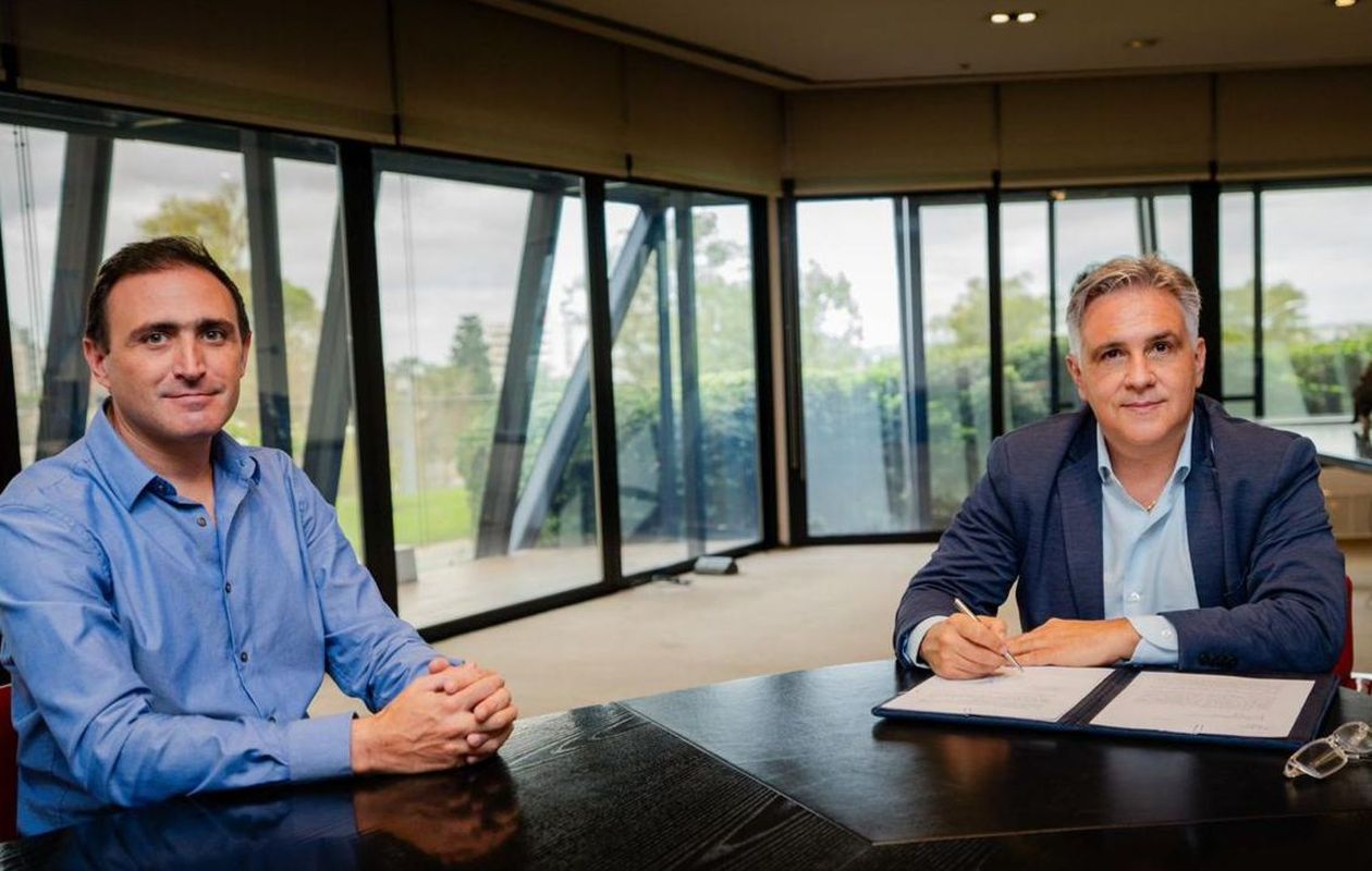Martín Llaryora y su ministro de Justicia, Julián López, en la firma de los pliegos de fiscales.